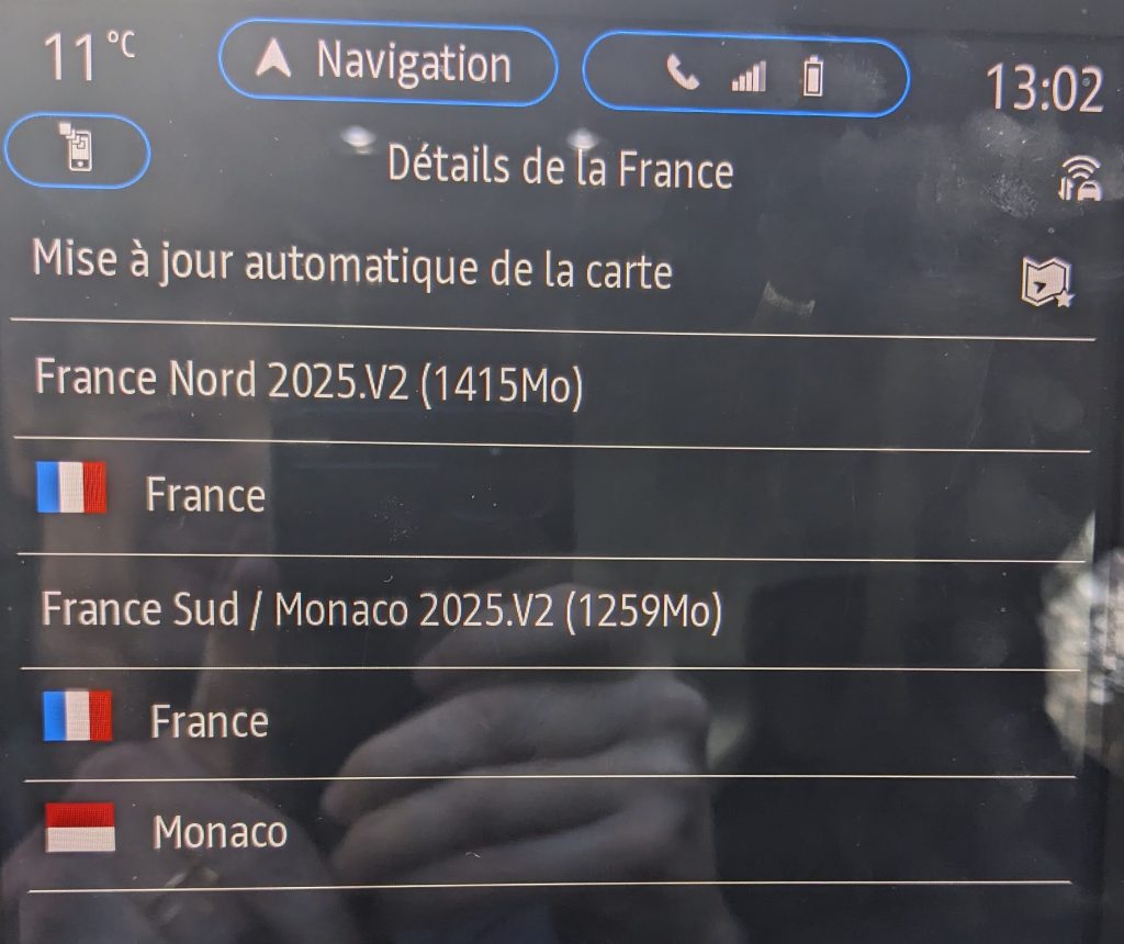 Écran du système de navigation affichant les détails de mise à jour de la carte pour la France, incluant les versions pour France Nord et France Sud/Monaco.
